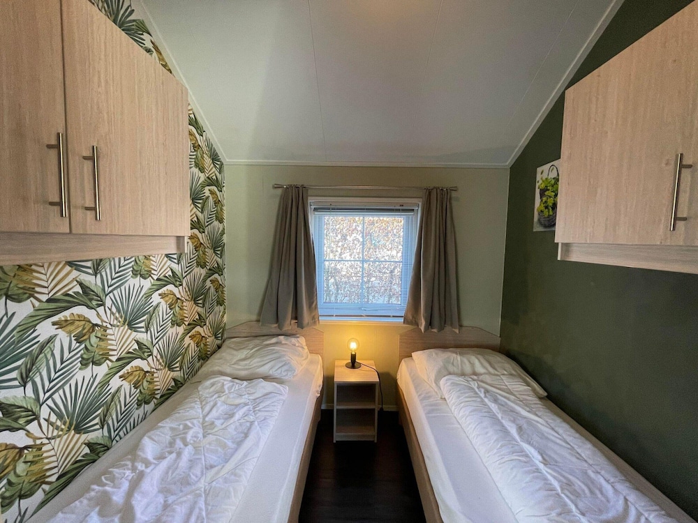 Tranquil Lakeside Stay for 4 Guests