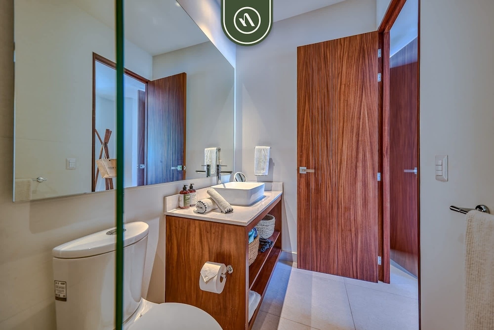 2BR Condo With Rooftop Pool - 2 Min Walk to Beach