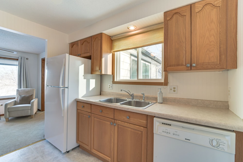 Lakefront Pelican Rapids Cabin w/ Boat Dock!