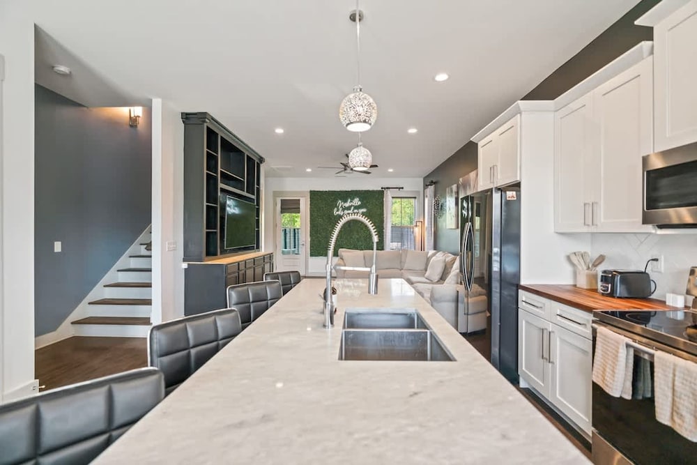 Luxury Home Fire Pit Mini Bar Downtown Nashville