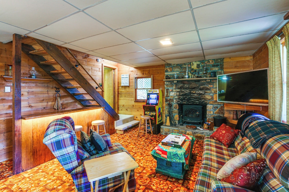 Deck, Fire Pit, Games: Family Escape Near Boone