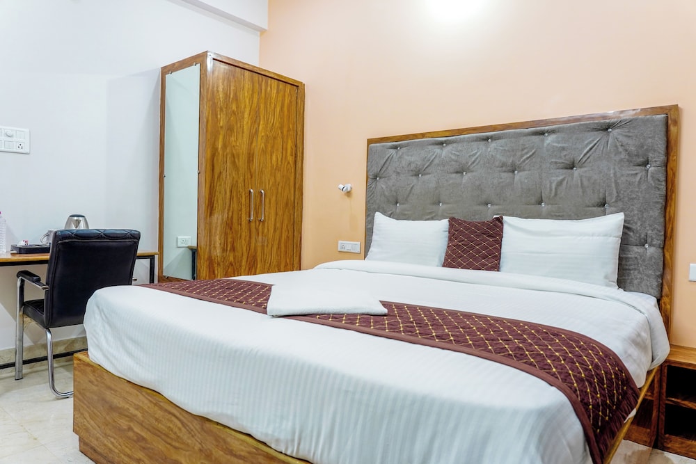 Navneeta Grand Hotel & Banquet Hall