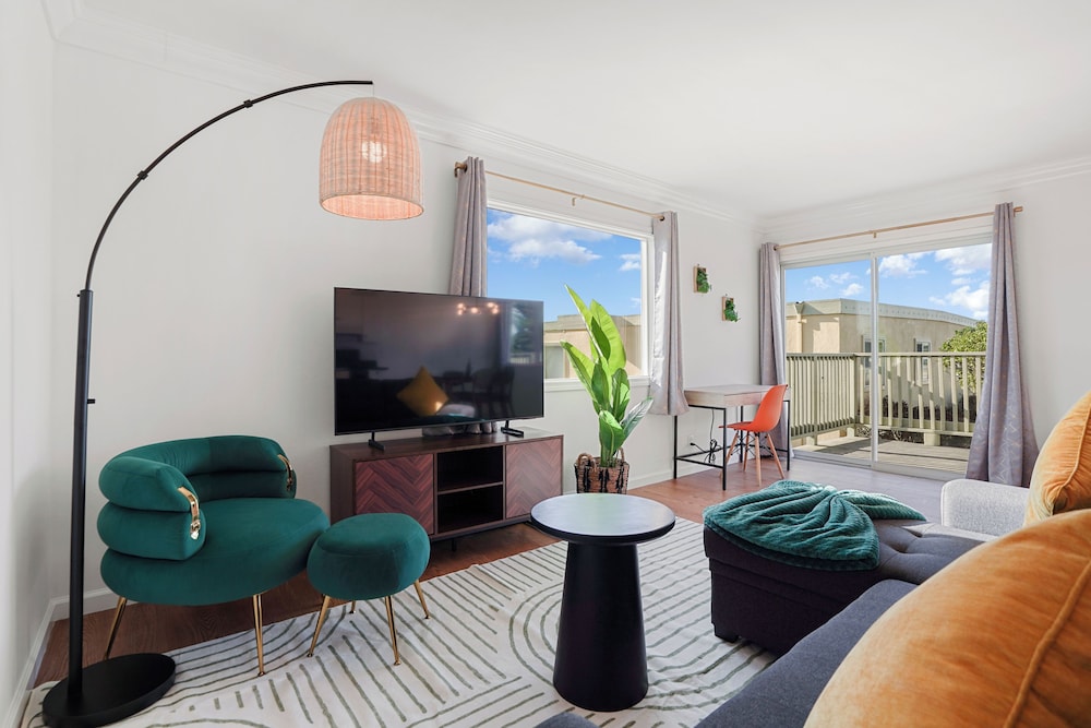 Charming 2BR Coastal Getaway in Pacifica