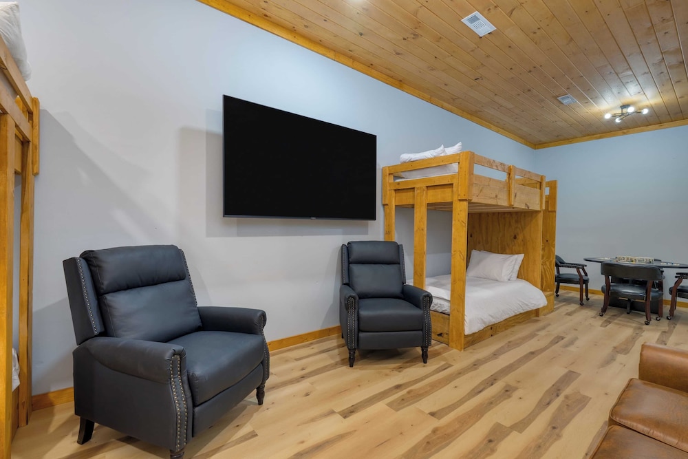 Cabin w/ Hot Tub, Game Room & Scenic Smoky Mountain Views Perfect by Avantstay