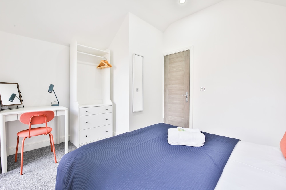 Modern 2 Bed House - Sleeps 4