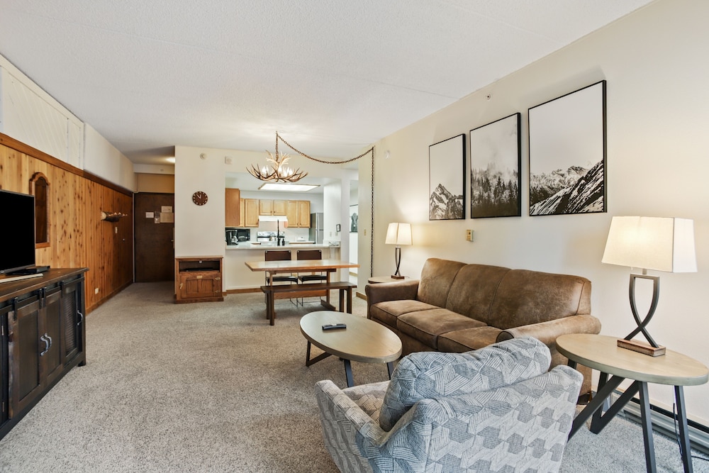 Perfectly Located 1br - Steps To Ski & Apres Fun - Sleeps 4 1 Bedroom Condo by RedAwning