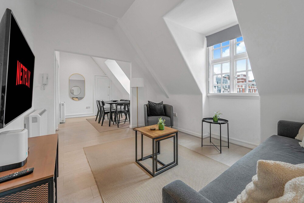 Mortimer s Mood - Fitzrovia - by Frankie Says