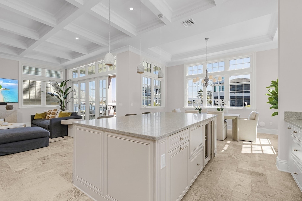 260 Coastal Luxe Retreat: 5bd/4.5ba, Pool & Spa, Water Views 5 Bedroom Home