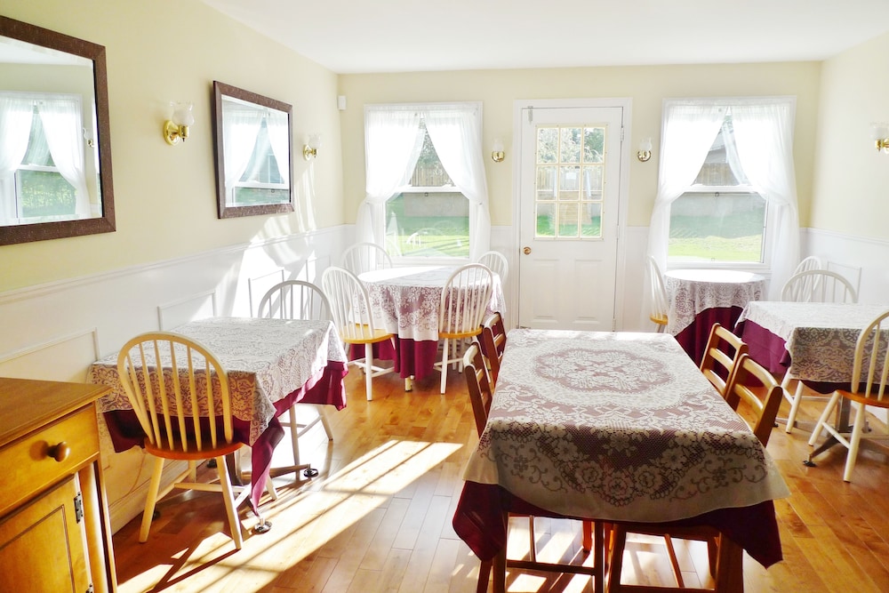 Cavendish Breeze Inn