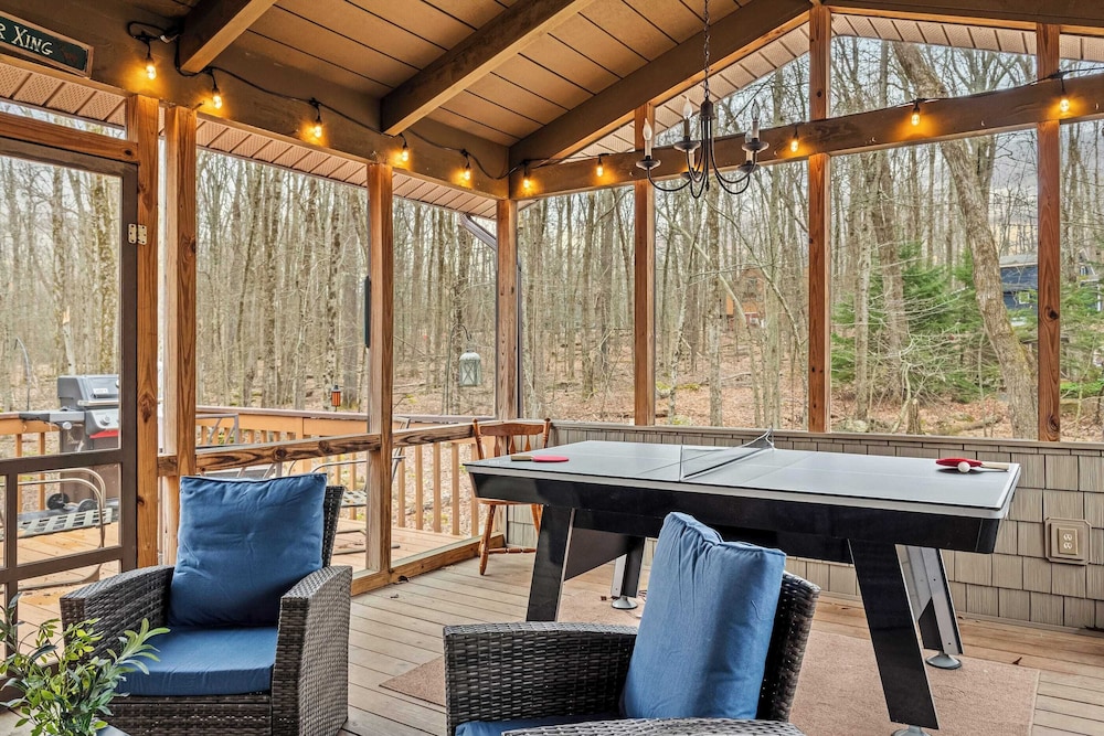 Atlas Point Lodge Sauna, Fireplaces, Kayaks, Lakes + Pet-friendly Yard