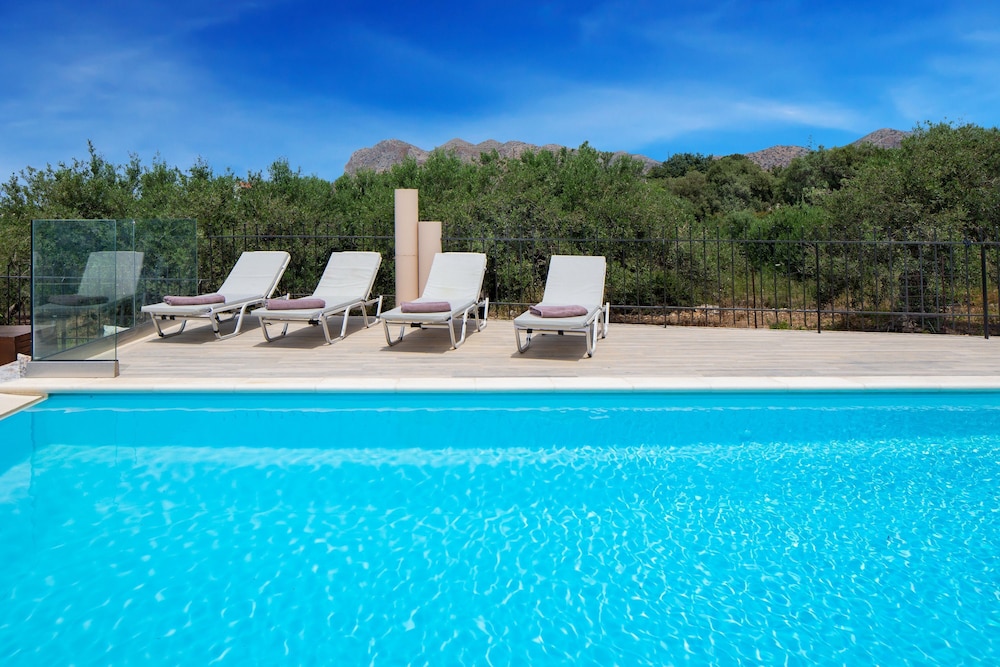 Villa Elihrisos-private Heated Pool Near the sea