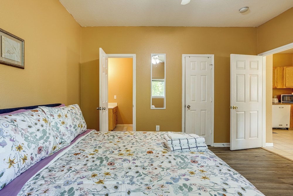 11 Mi to Dtwn Houston: Pet-friendly Home w/ Yard!