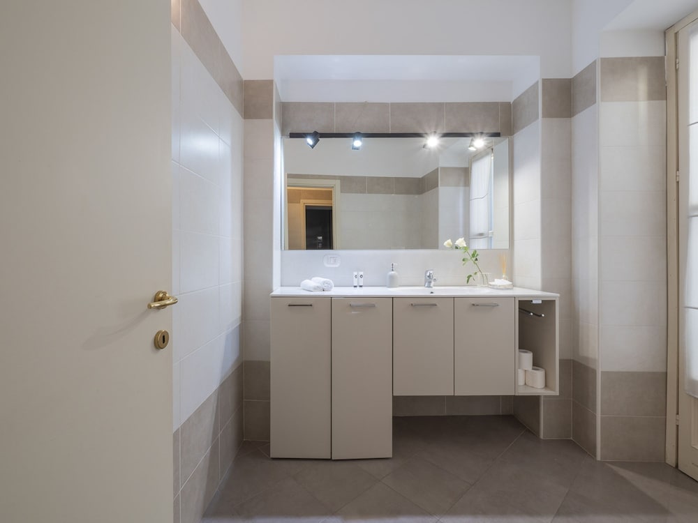 Corso Venezia - Elegant 1 BR apt With Shared Rooftop Terrace in the Heart of Milan