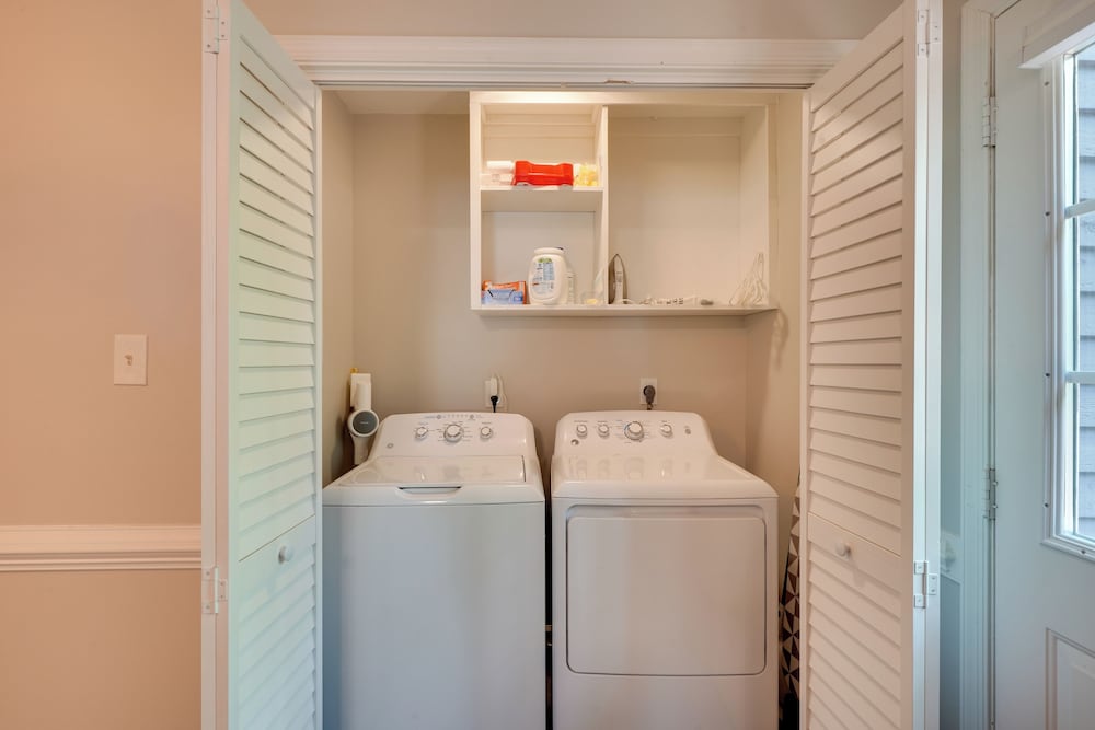 7 Mi to Dtwn Raleigh: Townhome w/ Deck!