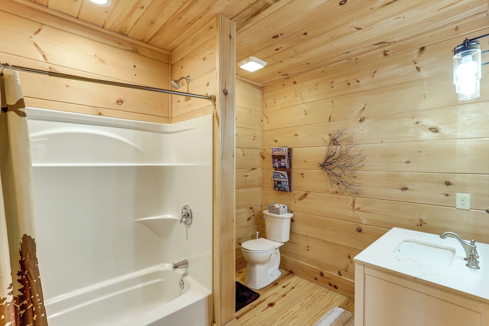 Explore Linville Falls: Cabin w/ Game Room + Deck!