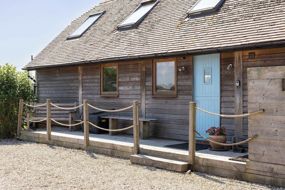 Spacious Coastal Retreat for 10 in West Wittering