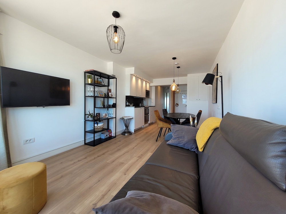 Sea View Apartment by Beach