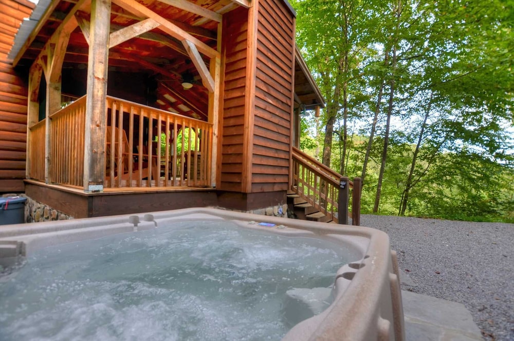 Moonshiner's Hideaway 2 Bedroom Cabin by Redawning
