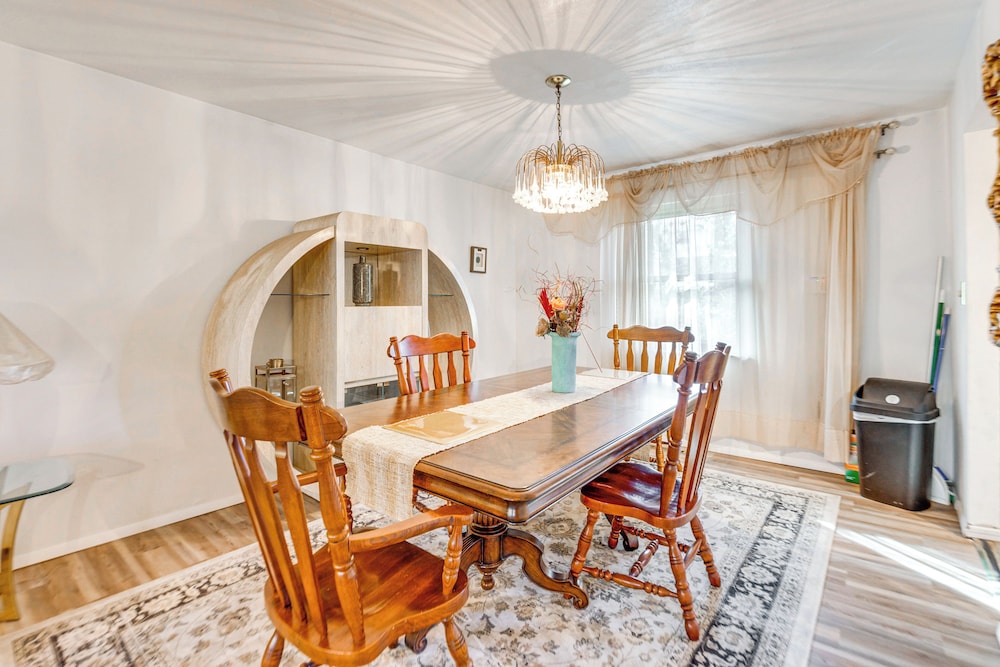 12 Mi to Dtwn St Louis: Family Home w/ Fireplaces!