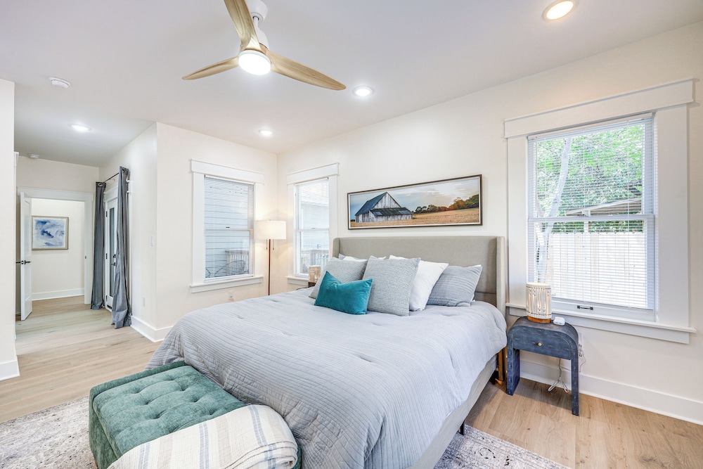 1 Mi to Dtwn: Family Home in San Antonio!