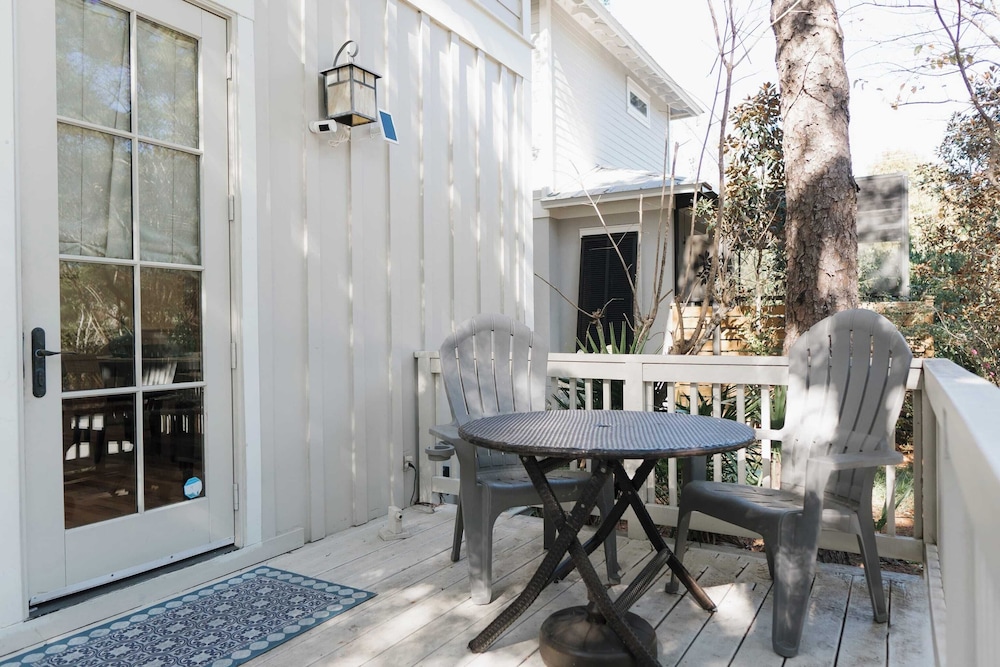 5 Mins to Beach, Shared Pool, Covered Deck, Bikes Heron Cottage by Avantstay