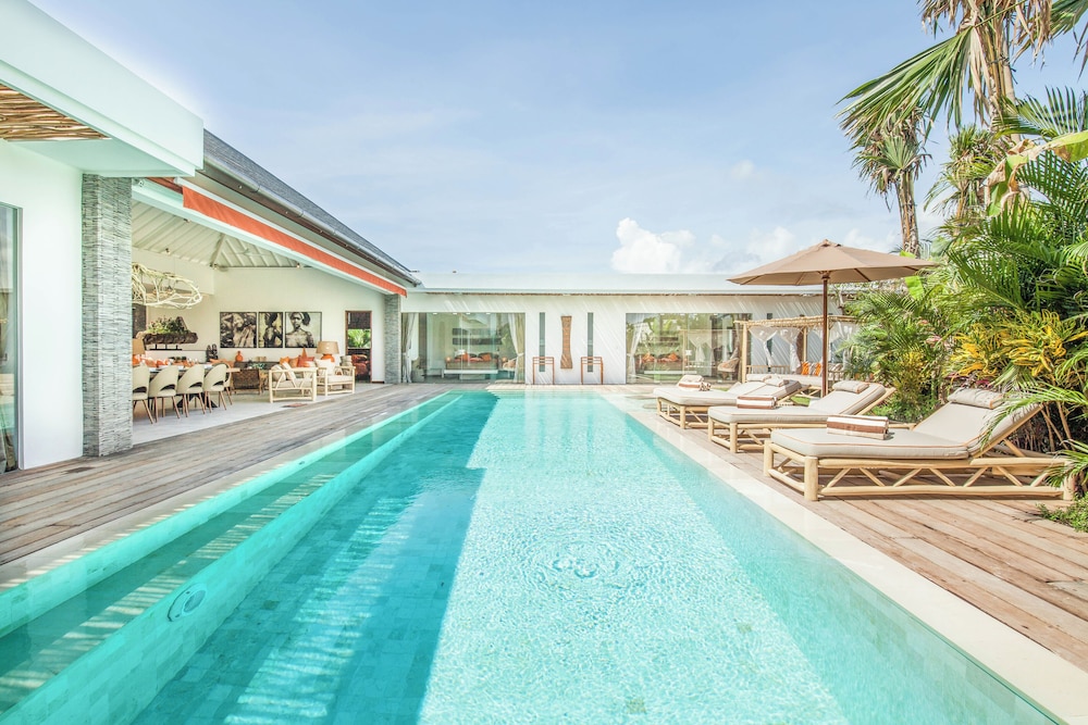 Dreamy 5BR Haven, 200m to Berawa's Blissful Beach