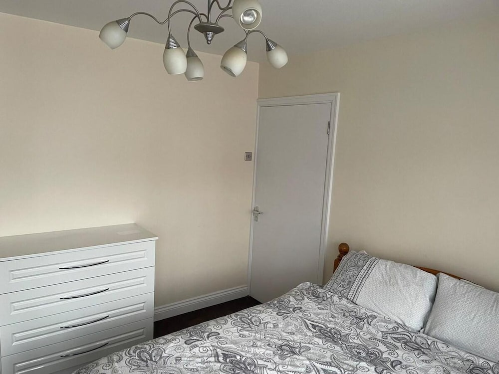 Inviting Apartment in Hayes With Garden & Parking view 4