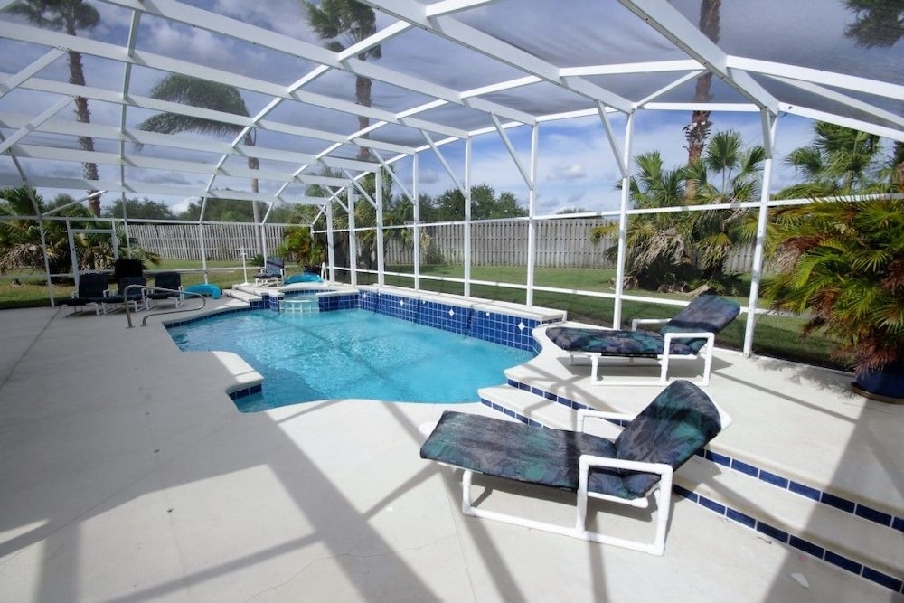 Ly53814 - Hampton Lakes - 5 Bed 4 Baths Villa