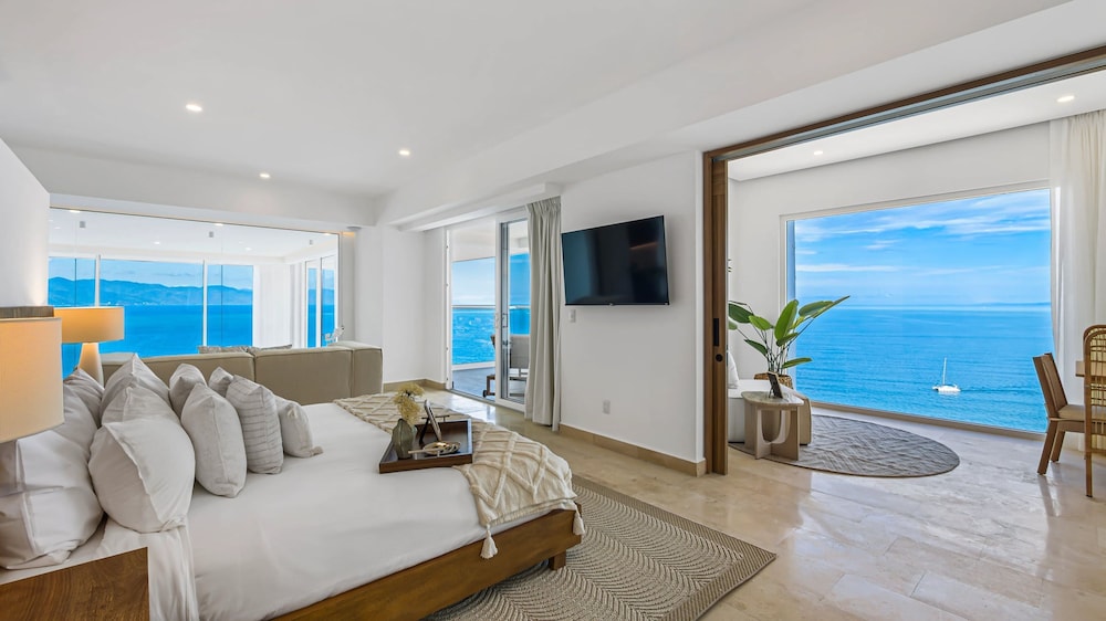 Beachfront Luxury 4BR Penthouse With Incredible Ocean Views