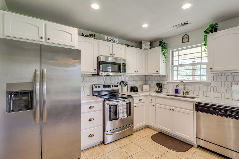 13 Mi to Chattanooga: Family Home w/ Backyard!
