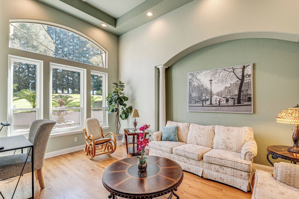 Luxe Vineyard Villa w/ Views & Fire Pit in Loomis!