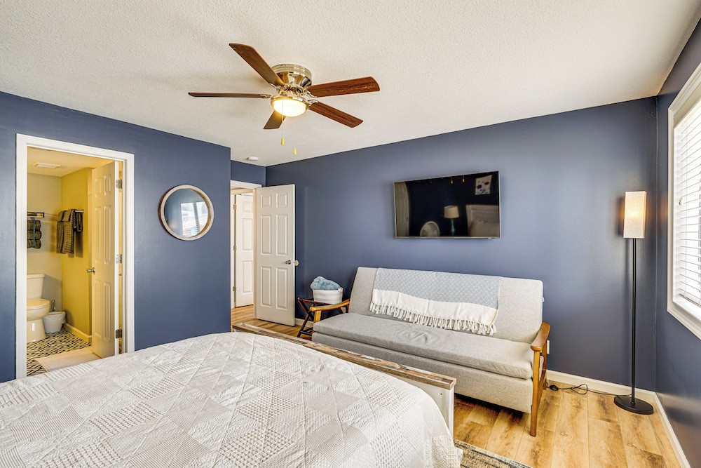 Pool Access & Lake Views: Osage Beach Family Gem