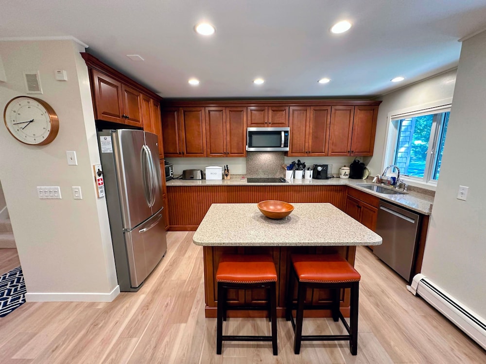 A1 Luxury Bretton Woods Ski-in Ski-out Townhome Next to Beginner ski Area Fast Wifi Keyless Entry view 3