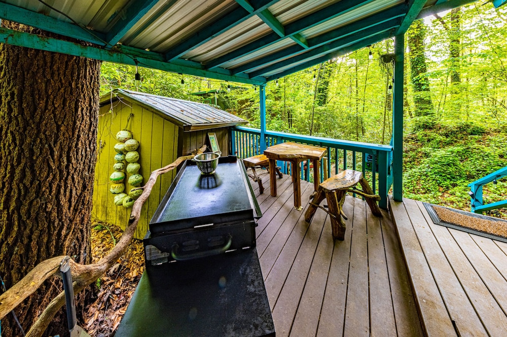 Bear Creek Lodge and Cabins in Helen Ga - Pet Friendly, River on Property, Walking Distance to downtown Helen