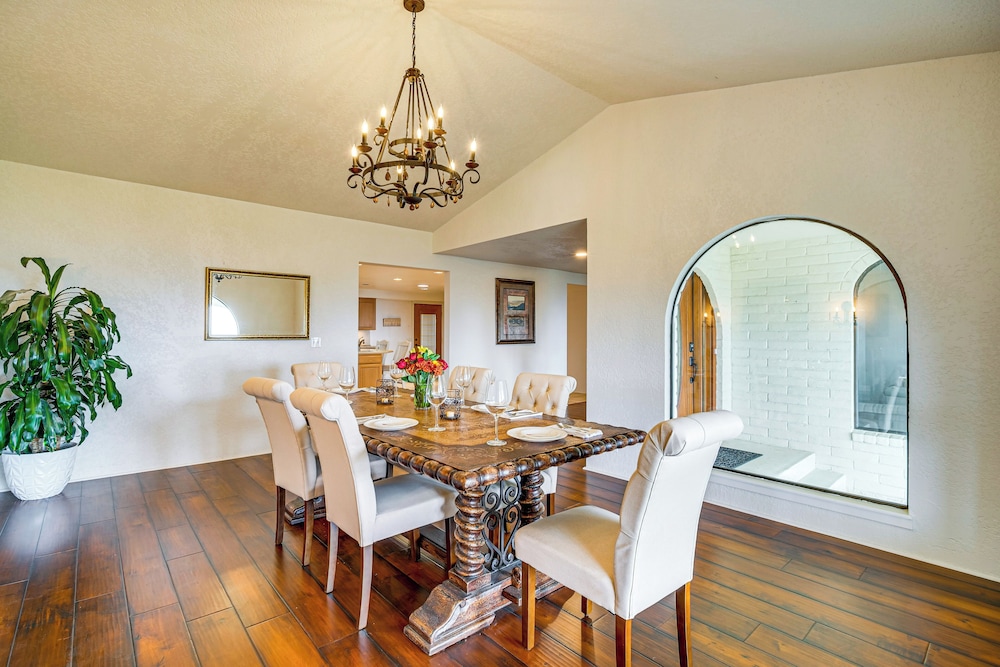 4 Mi to River: Umpqua Valley Villa w/ Fire Pit!