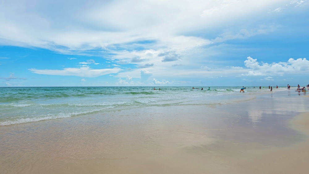 Seagrove 2BR Near Lake & Beach + Free Tickets: Bikes, Dolphin Cruise & More!