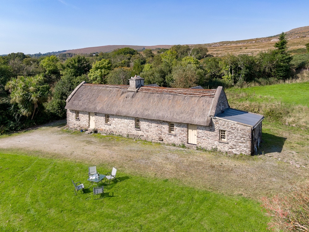 Traditional Style Thatched Cottage With Modern Amenities