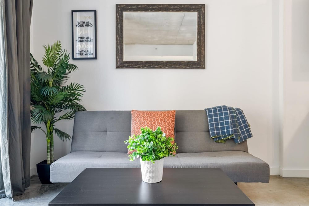 Cozy Downtown Pad- Luxe Rooftop Pool gym and More