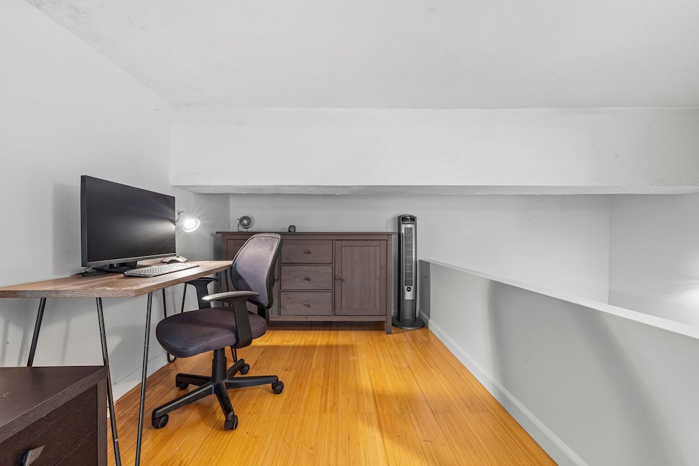 Barrow by Rove Travel 1BR Loft w Shared Roof