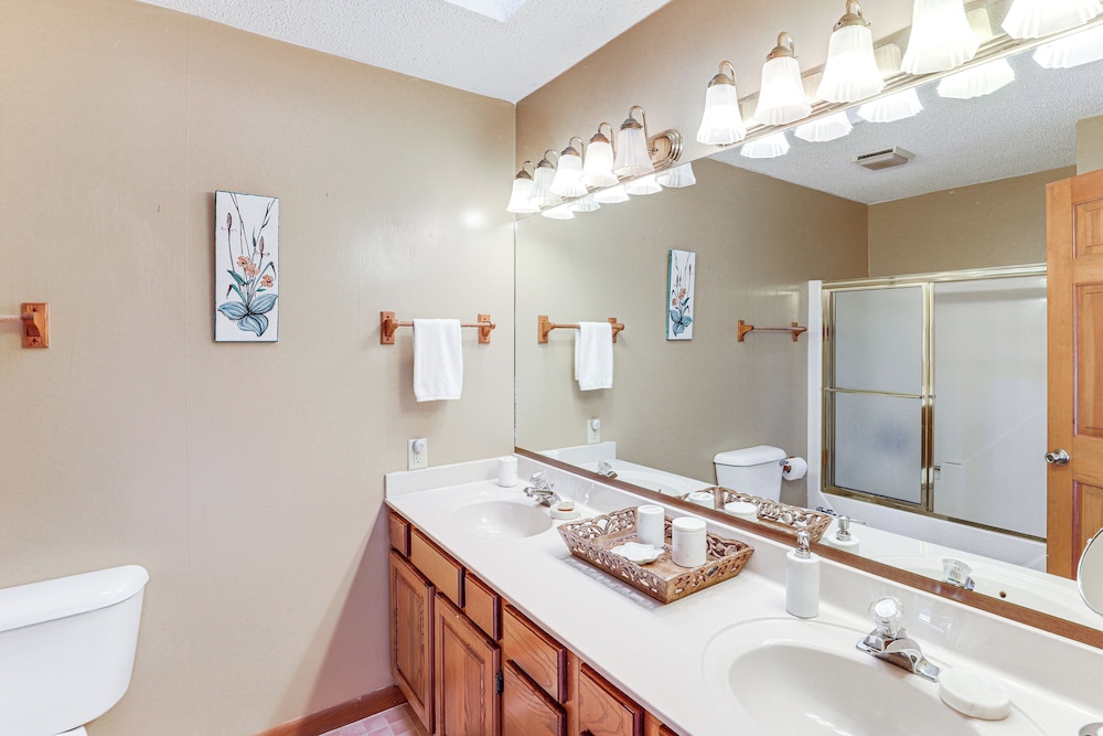 2 Mi to Ski Slopes! Mtn-view Home in Mars Hill