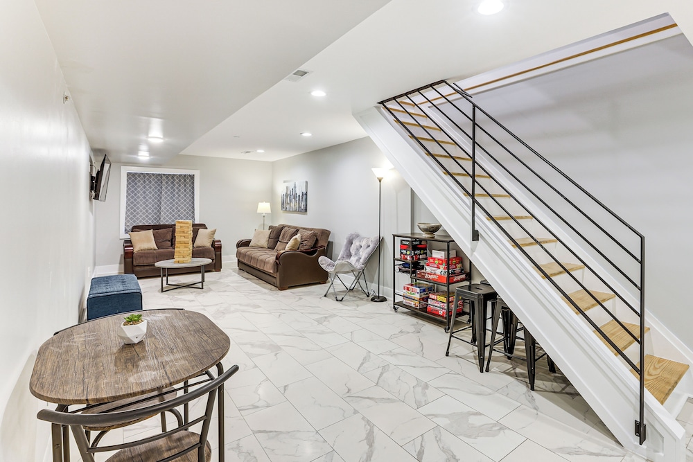 Modern Philly Oasis w/ Rooftop Deck & Game Lounge