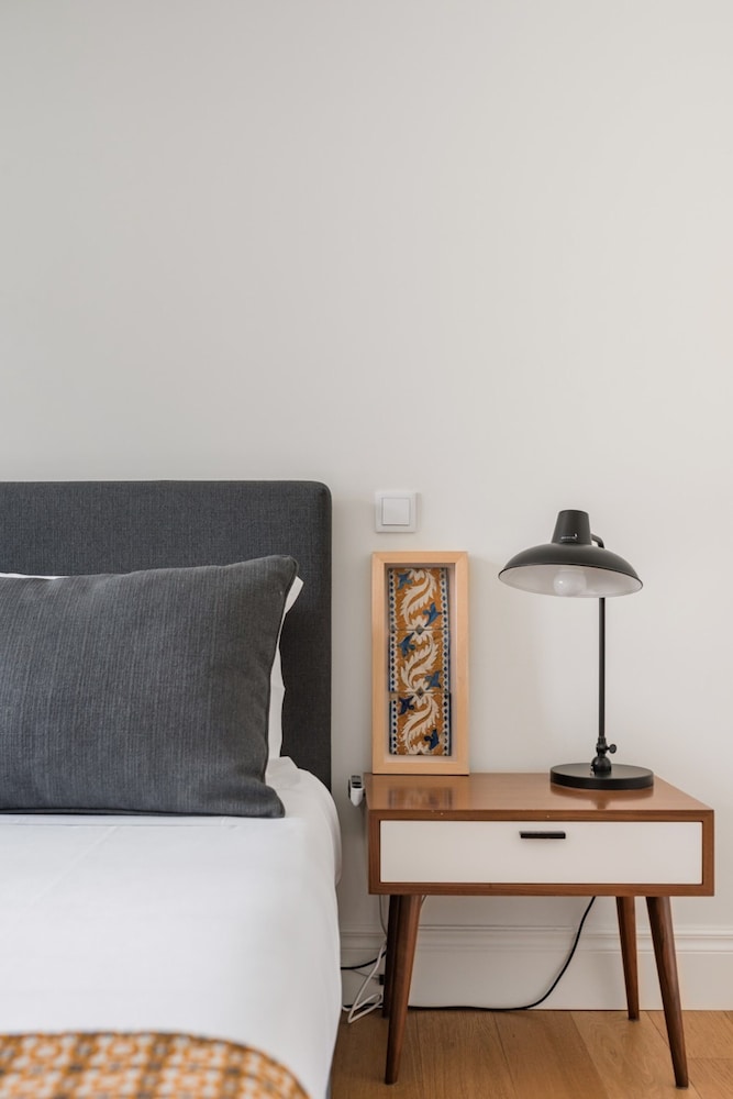 Lis001 · Mid-century Inspired Apartment With River Views view 3