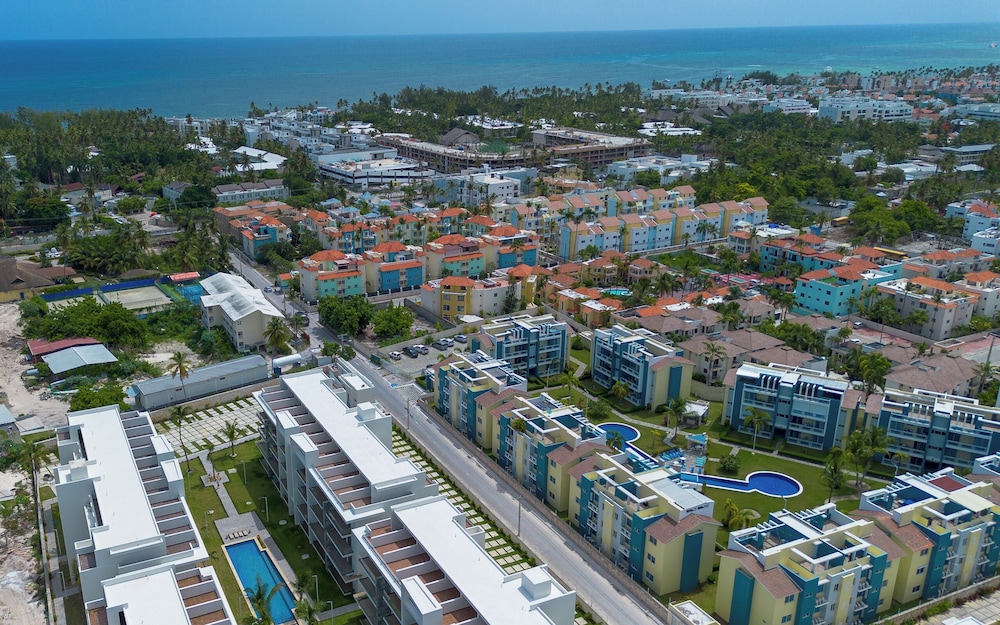 Tropical 2BR Retreat - Terrace, BBQ and Pool