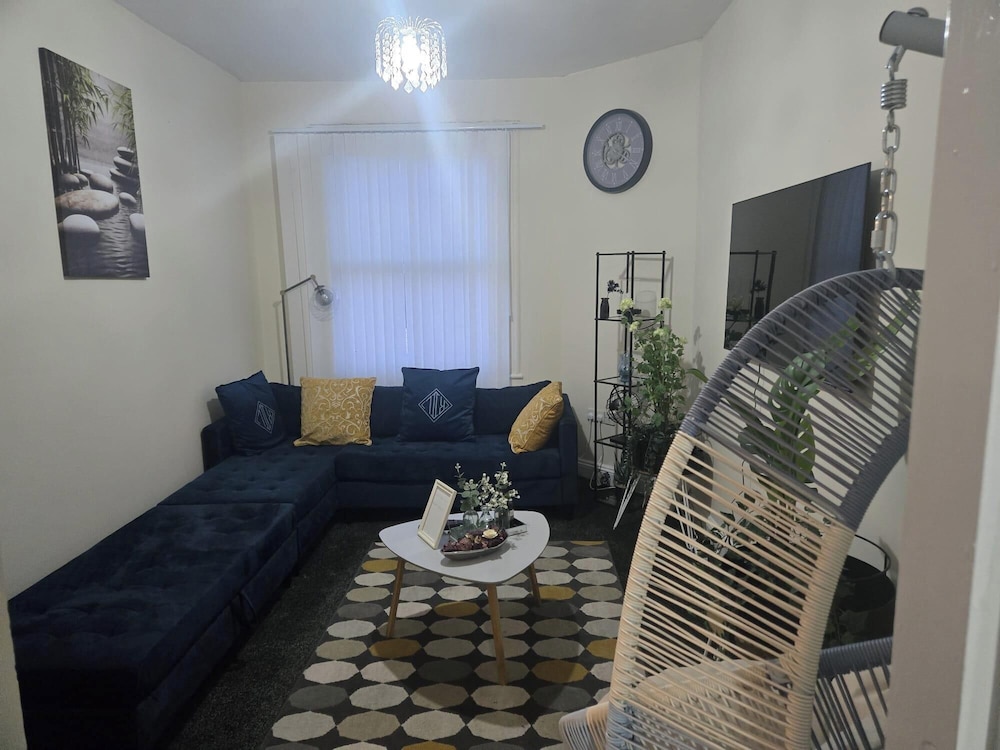 2 Bed - Sleeps 6 - Private Balcony - City Centre