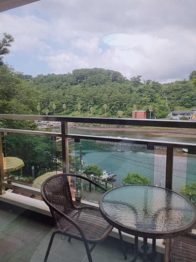 Cheonjiyeon Crystal Hotel 13