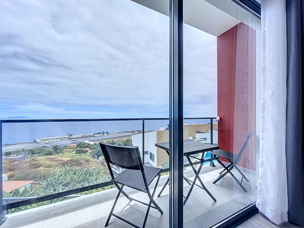 Blue Outlook Retreat by Atlantic Holiday