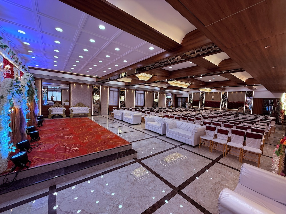 Hotel Saffron Grand Thane