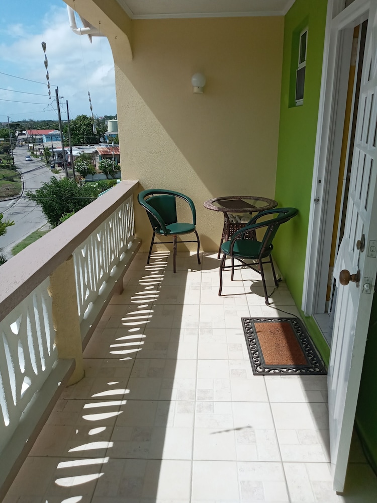 Cumber's Tropical Apartments