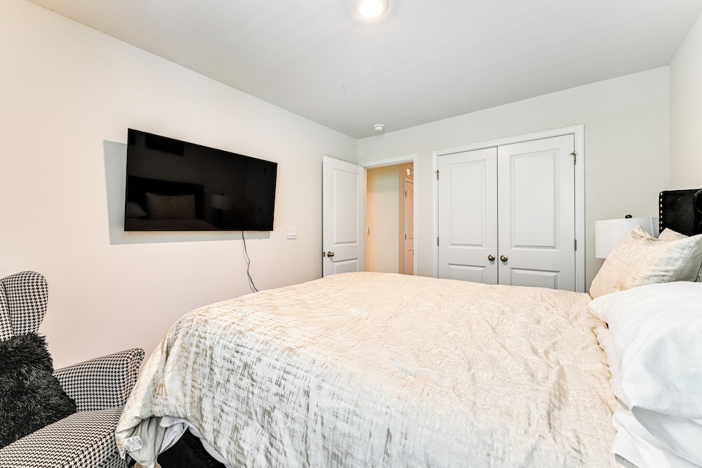 7 Mi to Uptown - Pet-friendly 2-story Townhome!