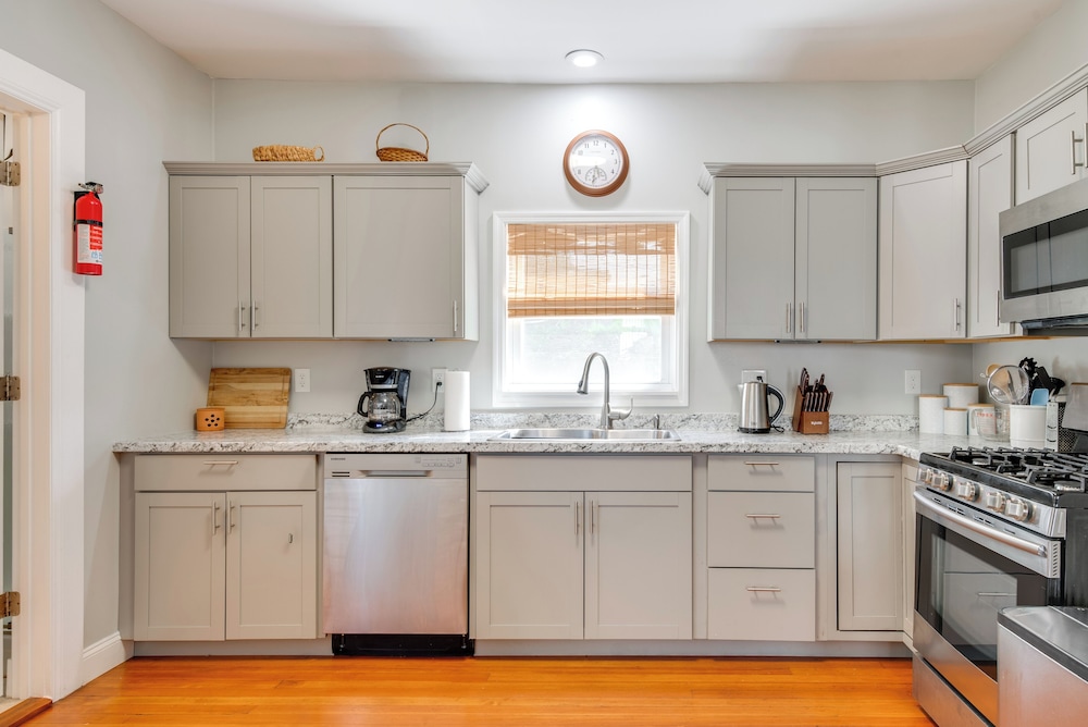 2 Mi to Steamtown Nhs: Family Home w/ Backyard!